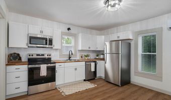 933 S Rinker Ave, Aurora, MO 65605