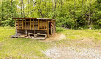 81 Amsoil Dr, Bakersville, NC 28705