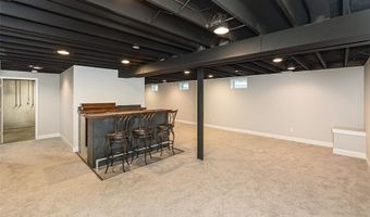250 Sunset Dr, Ballwin, MO 63011