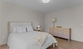 8 J H Dwyer Dr, Middletown, RI 02842