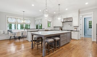 3555 N DICKERSON St, Arlington, VA 22207