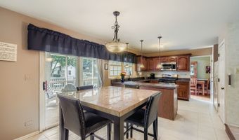 1967 N Woodland Ln, Arlington Heights, IL 60004