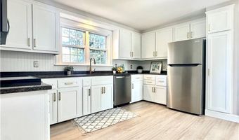 426 Metacom Ave 1, Bristol, RI 02809
