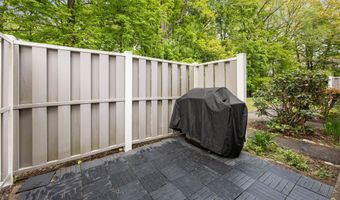 10 Ives Hill Ct 10, Cheshire, CT 06410