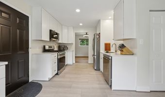 4907 CHANTICLEER Ave, Annandale, VA 22003