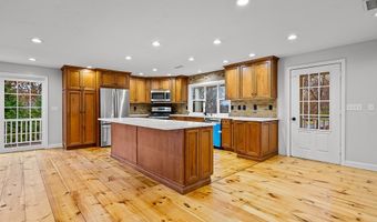 853 Oxford St S, Auburn, MA 01501