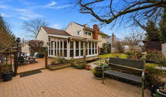 18 Gaylore Dr W, Amityville, NY 11701
