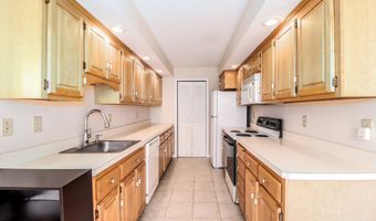 28 Rollingwood Dr 28, Brookfield, CT 06804