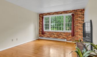 22 College St APT 3, Clinton, CT 06413