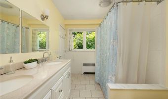 39 Highland Ave, Narragansett, RI 02882