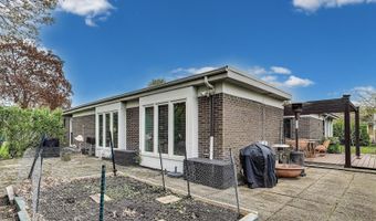 2800 S BRIARWOOD Dr W, Arlington Heights, IL 60005