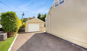 42 Plainfield Rd, Albertson, NY 11507