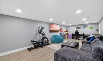 24 W Berkley Dr, Arlington Heights, IL 60004