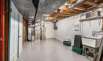 2222 Delaware Dr, Ann Arbor, MI 48103