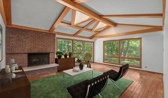 16 Meadowbrook Country Club Est, Ballwin, MO 63011
