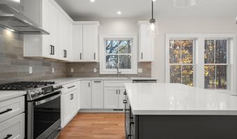 8 Fieldstone Ct 8, Bethel, CT 06801