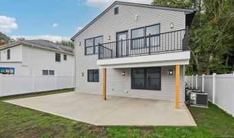 14 Redwood St, Bergenfield, NJ 07621