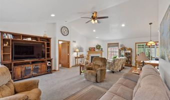 5709 Oak Crest Hill Rd SE, Riverside, IA 52327