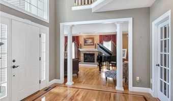 81 Crest Dr, Cranston, RI 02921