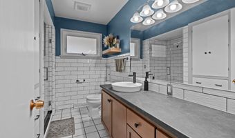 2015 E COLLEGE Ave, Appleton, WI 54915