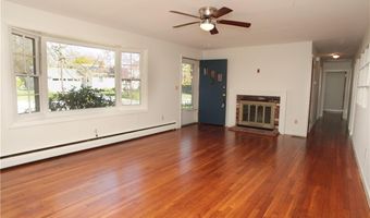 7 Smithfield Dr, Middletown, RI 02842
