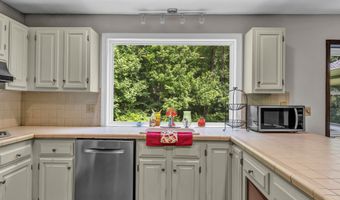 8 Sassafras Ln, Clinton, CT 06413
