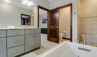 904 Timber View Dr, Altoona, WI 54720
