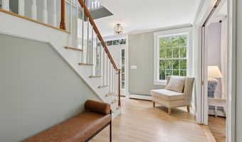 4 Victoria Ln, Falmouth, ME 04105