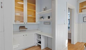 17 Everett St, Newport, RI 02840