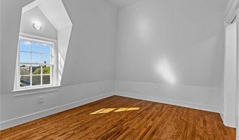 18 State St 4 (2nd Floor West), Bristol, RI 02809