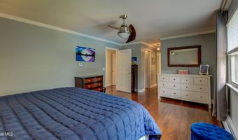 4 Fairway Ct, Albany, NY 12208