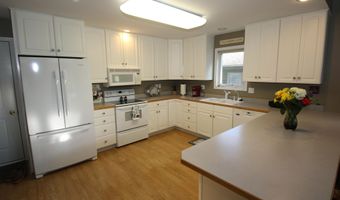 946 Emerald Hills Dr S, Arnolds Park, IA 51331