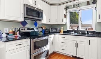 67 Linden St, Middletown, RI 02842