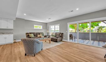 21 Lakeview Rd, Brookfield, CT 06804