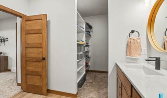1001 S Moonlight Cir, Brandon, SD 57005