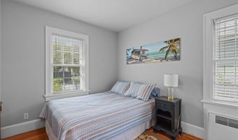 60 Ayrault St, Newport, RI 02840