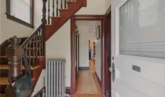 82 Van Zandt Ave, Newport, RI 02840