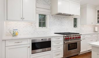 10 Linden Gate Ln, Newport, RI 02840
