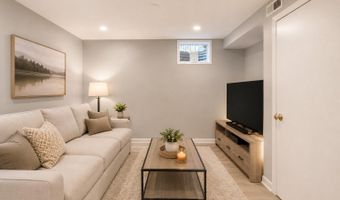 904 S MONROE St, Arlington, VA 22204
