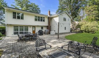 26 Crest Rd, Middletown, NJ 07748