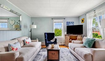 25 Renfrew Ave, Middletown, RI 02842