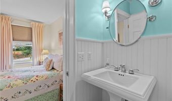 44 Bliss Mine Rd 4, Middletown, RI 02842