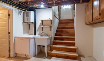 91 Inez St, Narragansett, RI 02882