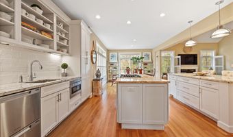 305 Richmond Glen Dr, Cheshire, CT 06410