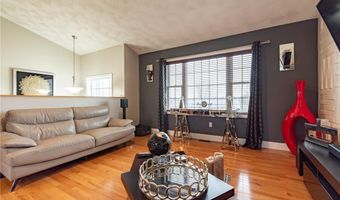 10 Flanders St, Johnston, RI 02919