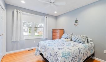 80 TOMAHAWK Trl, Cranston, RI 02921