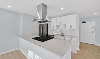 4390 LORCOM Ln 410, Arlington, VA 22207
