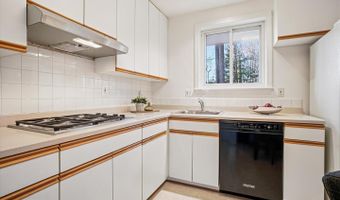 8928 CHELTONHAM Pl, Annandale, VA 22003