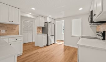 18 Grove Rd, Cromwell, CT 06416