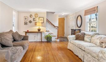 32 Tanglewood Trl, Narragansett, RI 02882